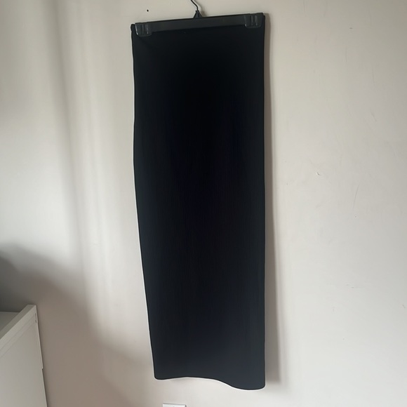 Black fitted bodycon midi skirt with slit and hook at waist - Picture 5 of 7